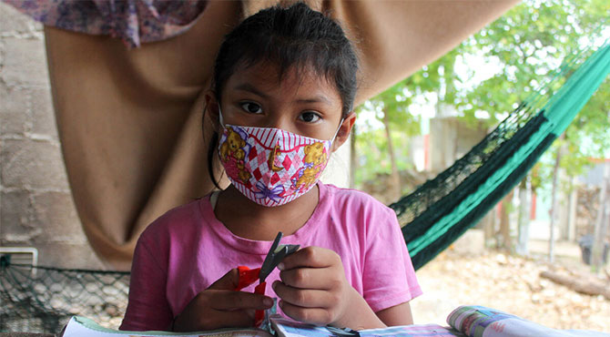 Fotografía de niña en escuela rural
