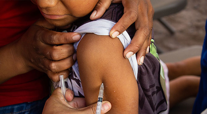 Fotografía de vacunación a niños